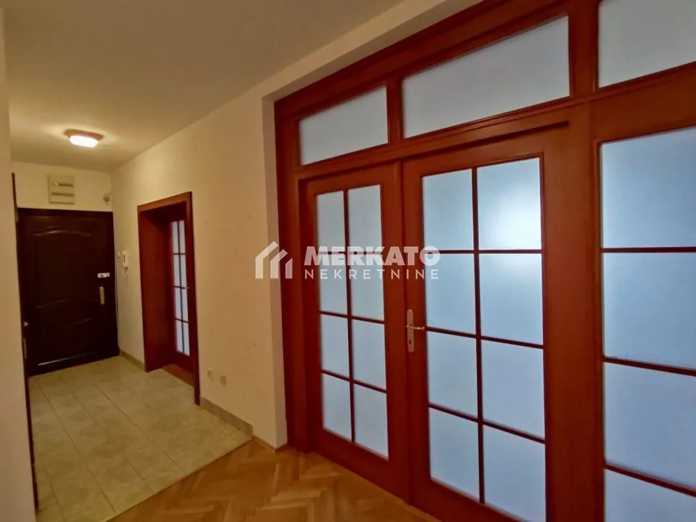 Prodaja, četvorosoban stan, 124m², Centar, Zrenjanin