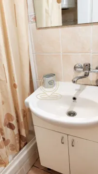Manje kupatilo sa umivaonikom i tuš kabinom. - image 8