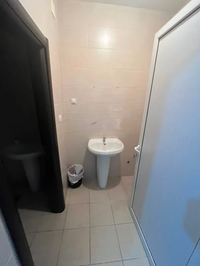 Smaller bathroom with a washbasin and wall tiles.