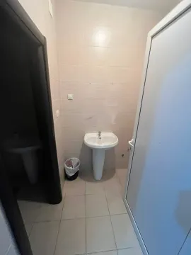 Smaller bathroom with a washbasin and wall tiles. - image 3