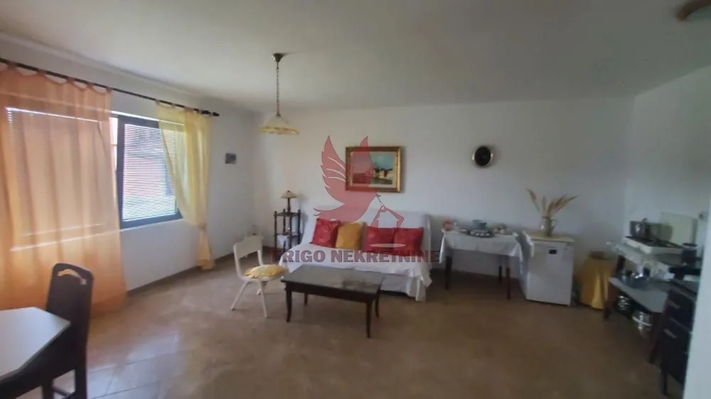 Prodaja, kuća, 280m², Centar, Topola