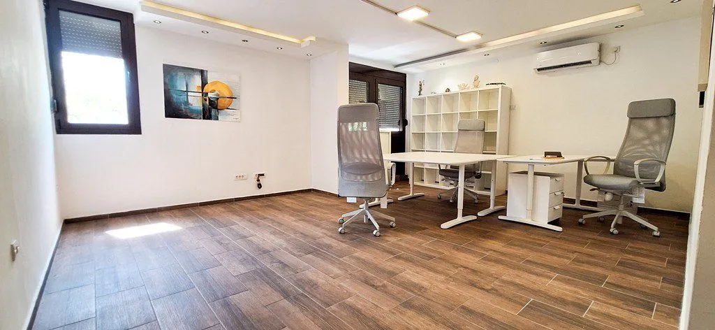 Izdavanje, poslovni prostor, 80m², Blok 5, Podgorica