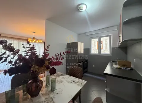 Moderna kuhinja sa trpezarijom i ugrađenim elementima. - image 13
