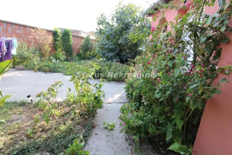 Dvorište sa zelenilom i stazom pored kuće. - image 14