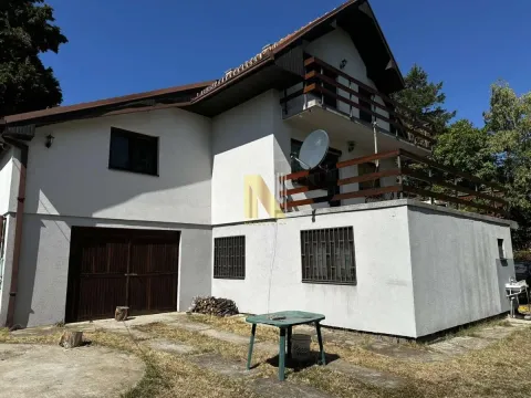Pogled na spoljašnjost kuće sa dvorištem, terasom i garažom. - image 4