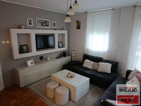 Nameštena dnevna soba sa garniturom, TV policom i stočićem. - image 4