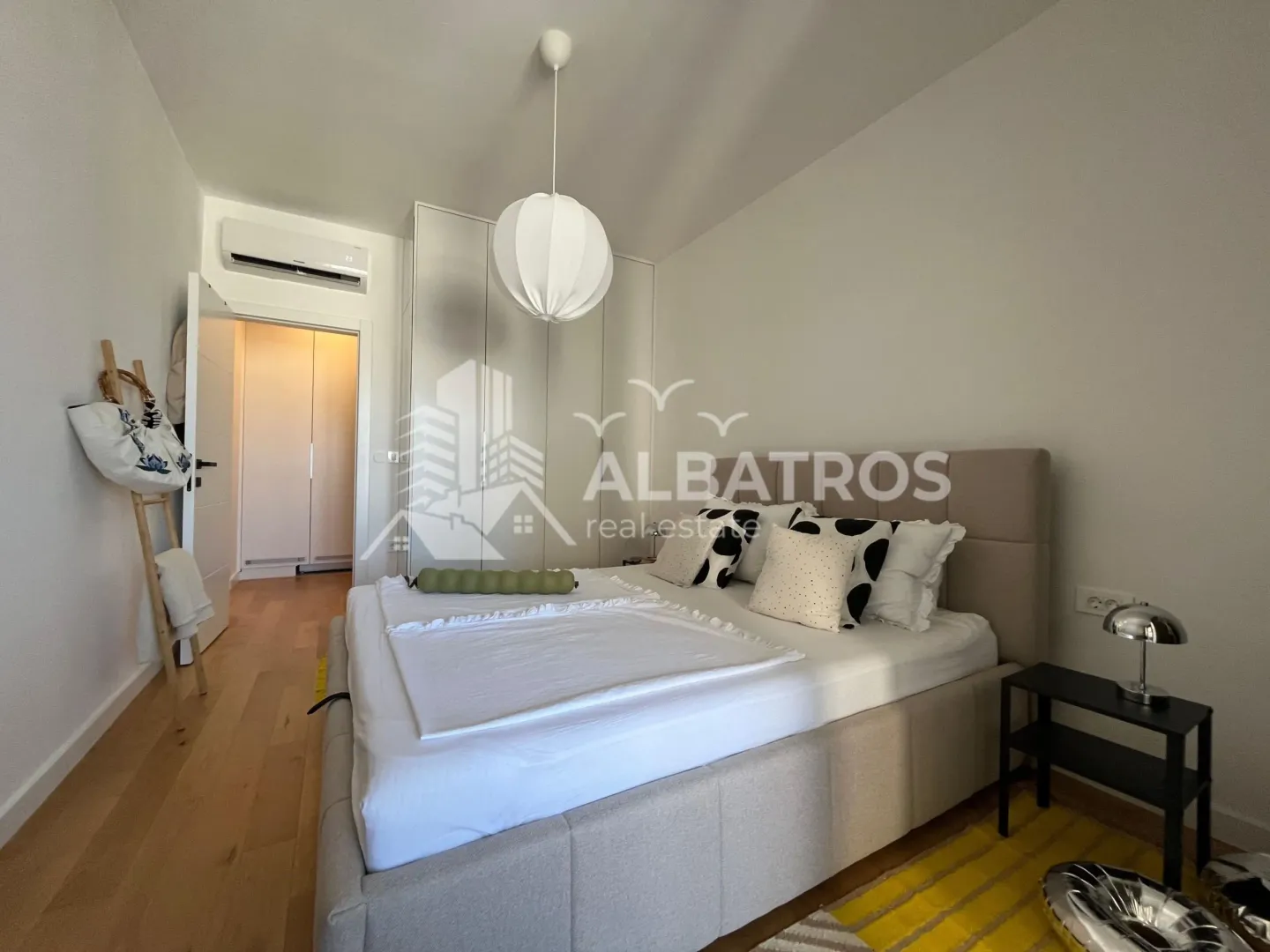 Izdavanje, jednosoban stan, 63m², Centar, Bar