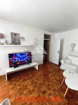 Dnevna soba sa garniturom, televizorom i drvenim parketom. - image 4