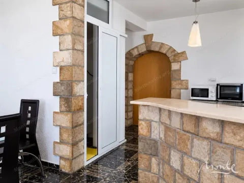 Kuhinja sa šankom i detaljima od kamena. - image 13