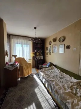 Manja spavaća soba sa krevetom, foteljom i policom za knjige. - image 6