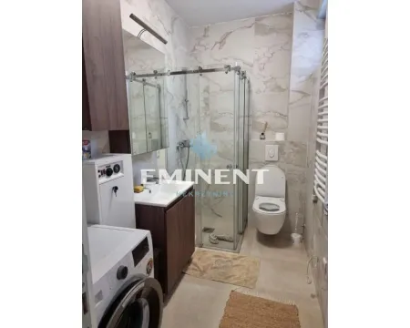 Moderno kupatilo sa tuš kabinom, umivaonikom, WC šoljom i veš mašinom. - image 10