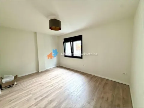 Prazna soba sa svetlim laminatom i prozorom. - image 9