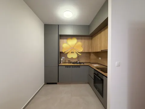 Moderna kuhinja sa sivim elementima i drvenim detaljima. - image 4
