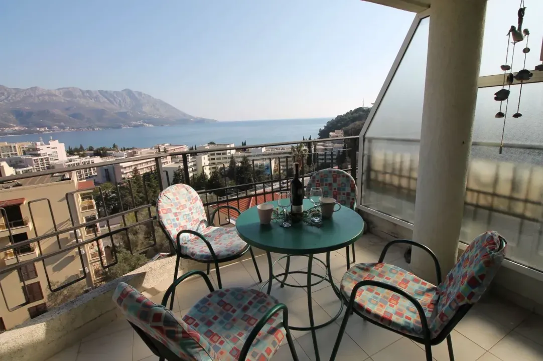 Izdavanje, dvosoban stan, 47m², Bečići, Budva