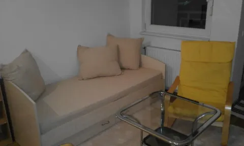 Manja spavaća soba sa krevetom, jastucima, žutom foteljom i stočićem. - image 2