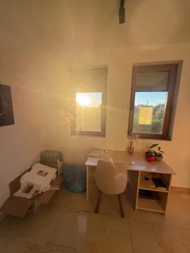 Manja soba sa radnim stolom i prozorom kroz koji sija sunce. - image 14