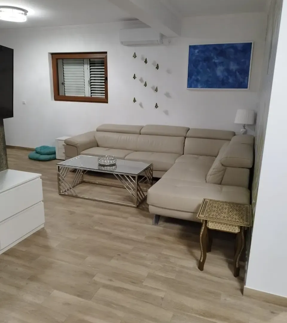 Izdavanje, dvosoban stan, 98m², Donja Lastva, Tivat