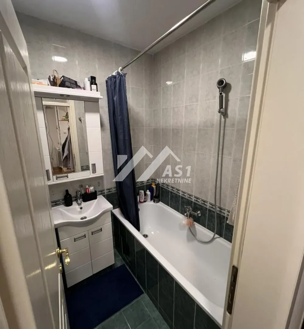 Izdavanje, dvosoban stan, 47m², Centar, Novi Sad