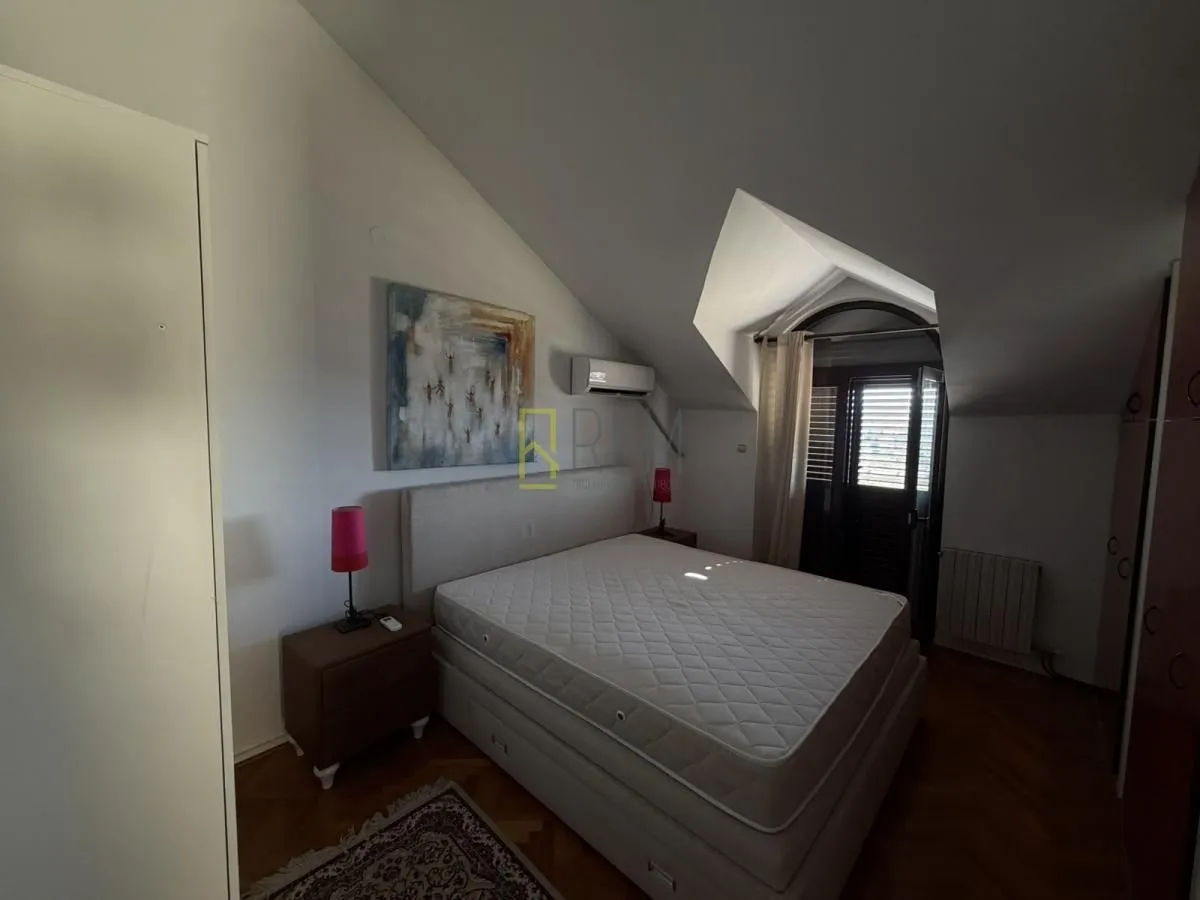 Attic bedroom with a double bed and access to the terrace.
