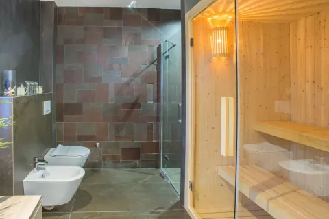 Savremeno opremljeno kupatilo sa ugrađenom saunom, tuš kabinom i sanitarijama. - image 8