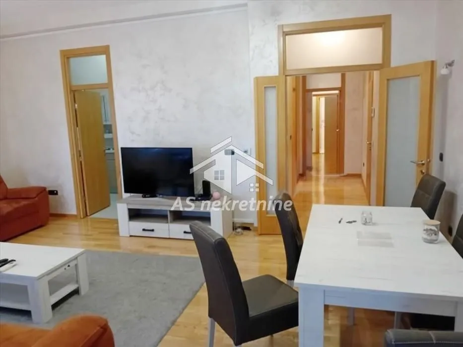 Izdavanje, trosoban stan, 98m², Savski Venac, Beograd