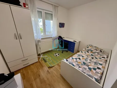 Dečja soba sa krevetom, garderoberom, radnim stolom i prozorom. - image 18