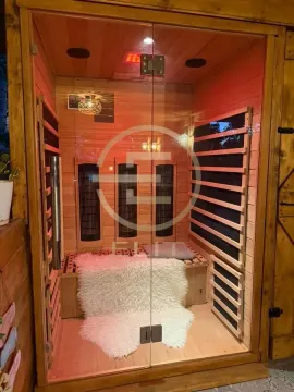 Drvena sauna sa staklenim vratima i klupom. - image 28
