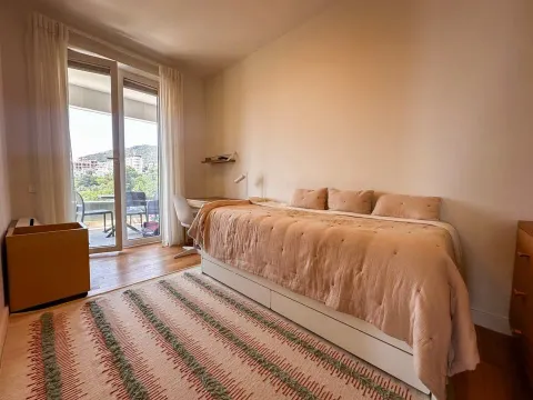 Namještena spavaća soba sa krevetom, radnim stolom i izlazom na terasu. - image 5