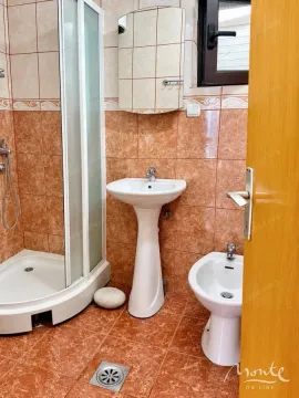 Kupatilo sa tuš kabinom, umivaonikom, bideom i ogledalom. - image 8