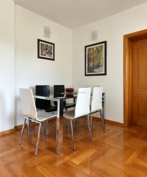 Trpezarija sa crnim stolom i stolicama u bijeloj i crnoj boji. - image 3