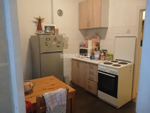Manja kuhinja sa drvenim elementima, frižiderom i trpezarijskim stolom. - image 8