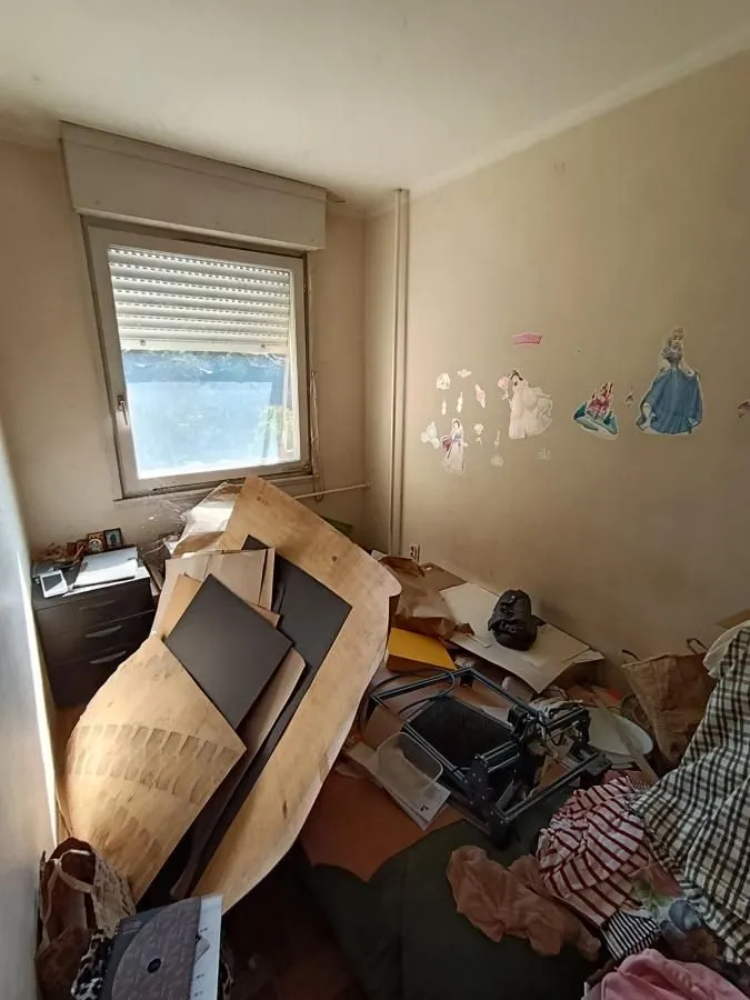 Manja soba ispunjena raznim stvarima i otpadom.