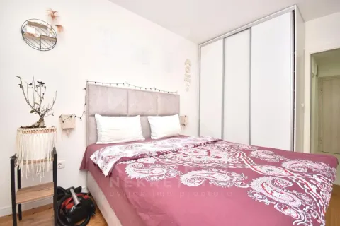 Bedroom with a double bed and a built-in wardrobe. - image 6