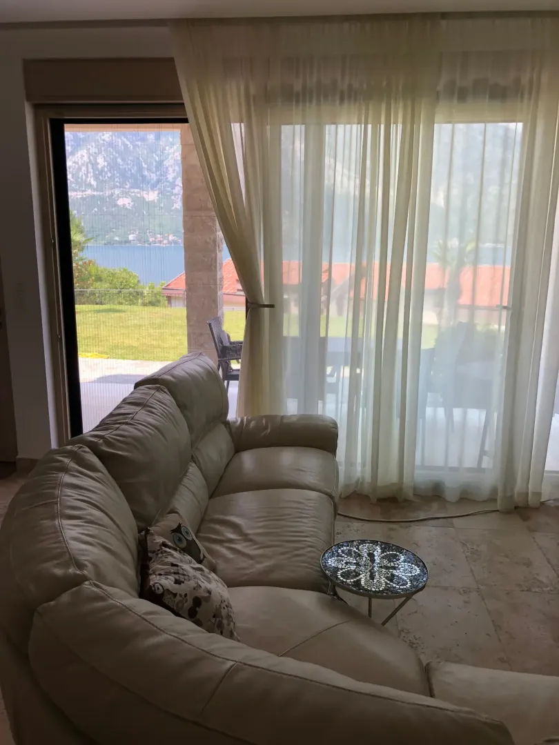 Living room with leather sofa and view of the terrace and sea.