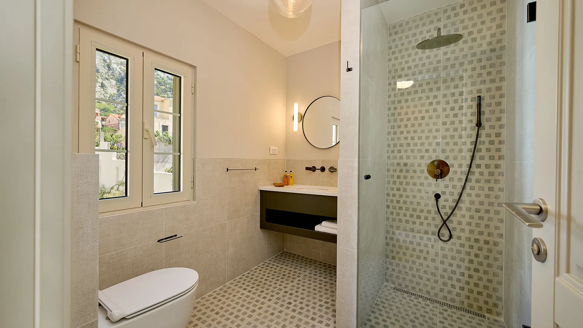 Izdavanje, kuća, 200m², Dobrota, Kotor
