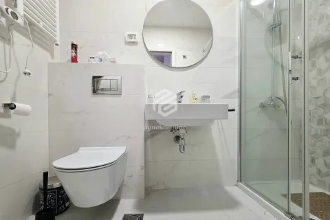 Moderne kupatilo sa tuš kabinom, konzolnom šoljom i umivaonikom sa ogledalom. - image 9