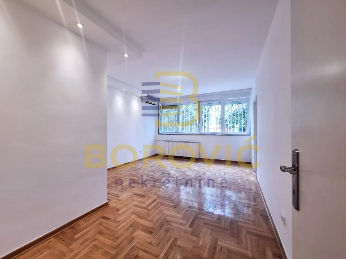 Izdavanje, četvorosoban stan, 65m², Novi Beograd Blok 21, Novi Beograd Sve Podlokacije