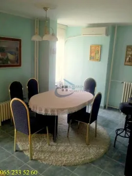 Trpezarija sa stolom, stolicama i tepihom na podu. - image 6