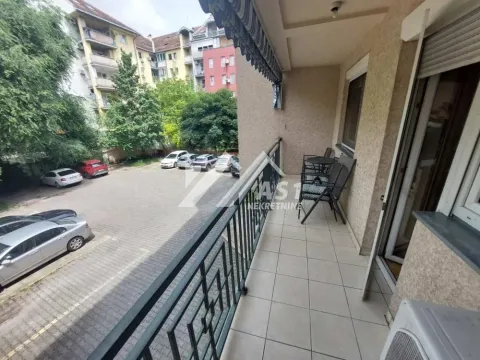 Natkriveni balkoni sa garniturom za sedenje i pogledom na dvorište i parking. - image 10