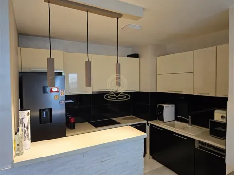 Moderna kuhinja sa ugradnim elementima i šankom. - image 15