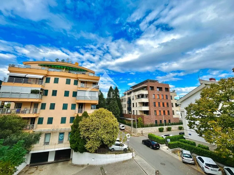Rent, four bedroom apartment, 200m², Gorica C, Podgorica