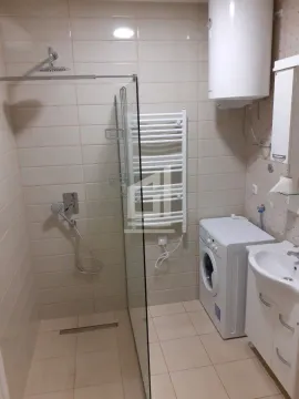 Kupatilo sa tuš kabinom, umivaonikom i veš mašinom. - image 5
