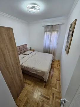 Manja spavaća soba sa bračnim krevetom, ormarom i parketom. - image 5