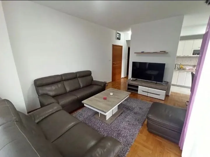 Izdavanje, dvosoban stan, 70m², Zabjelo, Podgorica