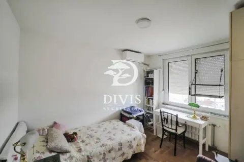 Manja spavaća soba sa krevetom, pisaćim stolom i prozorom. - image 14