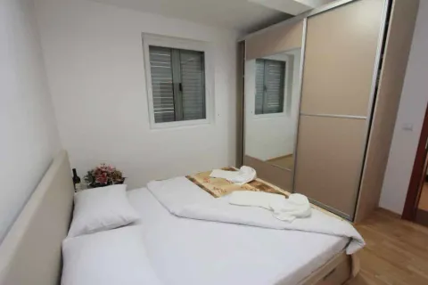 Spavaća soba sa bračnim krevetom, prozorom i velikim ugradnim garderoberom. - image 12