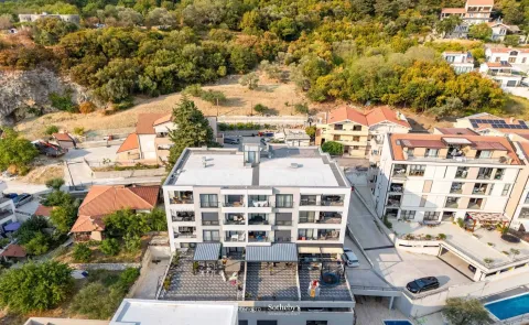 Pogled iz vazduha na stambenu zgradu i okolno naselje sa zelenilom. - image 20