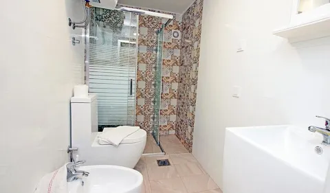 Savremeno opremljeno kupatilo sa tuš kabinom, WC šoljom i bideom. - image 20