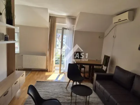 Dnevna soba sa garniturom, trpezarijskim stolom i izlazom na terasu. - image 3