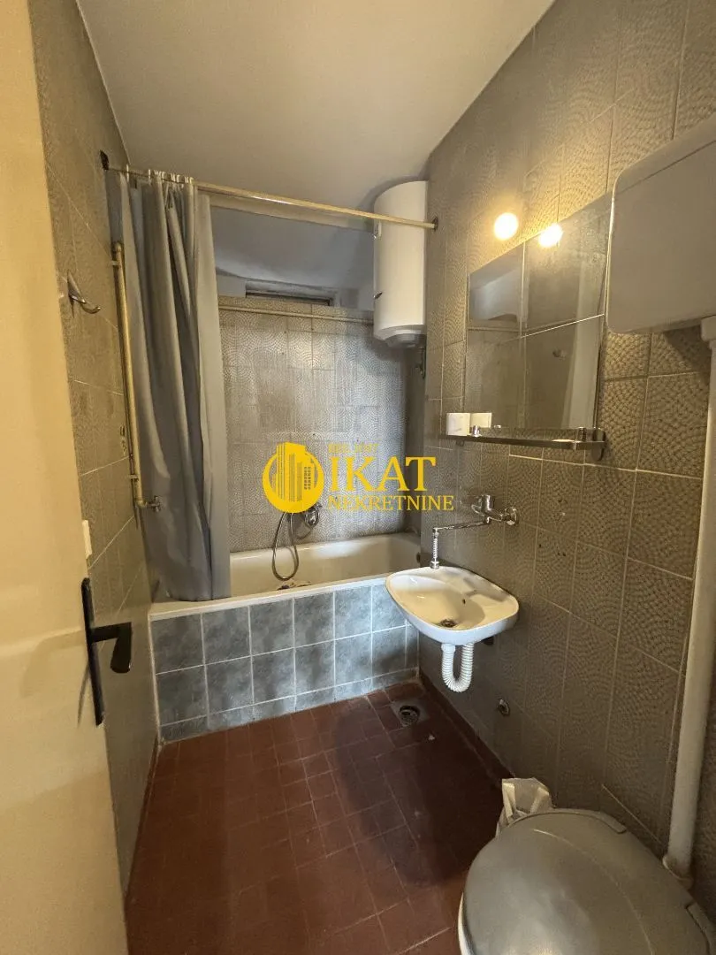 Prodaja, trosoban stan, 65m², Centar, Inđija